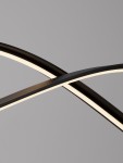 Lampa wisząca Cirvela 2xLED 27W CCT w kolorze czarnym, złożona z dwóch zakrzywionych elementów. Widoczny delikatny, podświetlony pas LED wzdłuż krawędzi. Ujęcie z bliska podkreślające kształt i fakturę materiału. Tło szare.