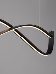 Lampa wisząca Cirvela w kolorze czarnym z dwoma źródłami LED 27W. Posiada nowoczesny, falisty kształt z podświetleniem na krawędziach. Zawieszona na cienkim przewodzie, idealna do nowoczesnych wnętrz. Tło w odcieniu szaro-beżowym.
