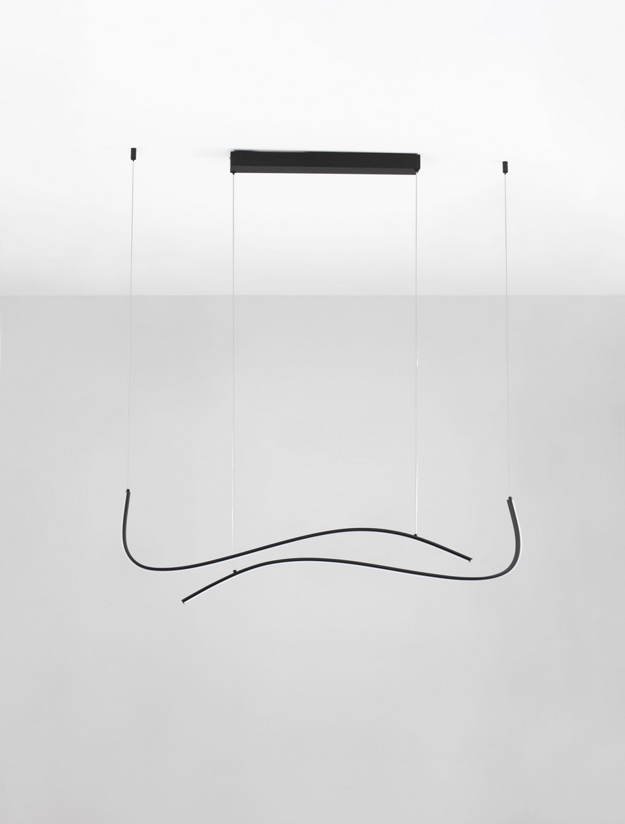 Lampa wisząca Cirvela 2xLED 27W CCT w kolorze czarnym, z nowoczesnym, falistym kształtem, zawieszona na cienkich linkach. Elementy świetlne w formie dwóch zakrzywionych rur. Montaż sufitowy. Tło jasne, minimalistyczne.
