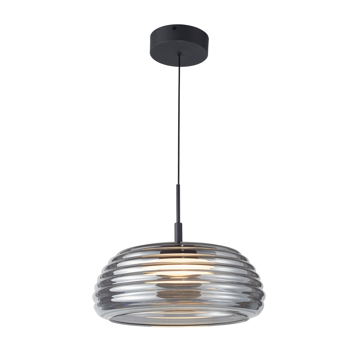 Czarna lampa wisząca LED 20W z dymionym szkłem, o okrągłym kształcie z rowkowanym wykończeniem. Zawieszona na cienkim przewodzie, z metalowym stelażem. Światło o temperaturze 3000K. Idealna do nowoczesnych wnętrz.