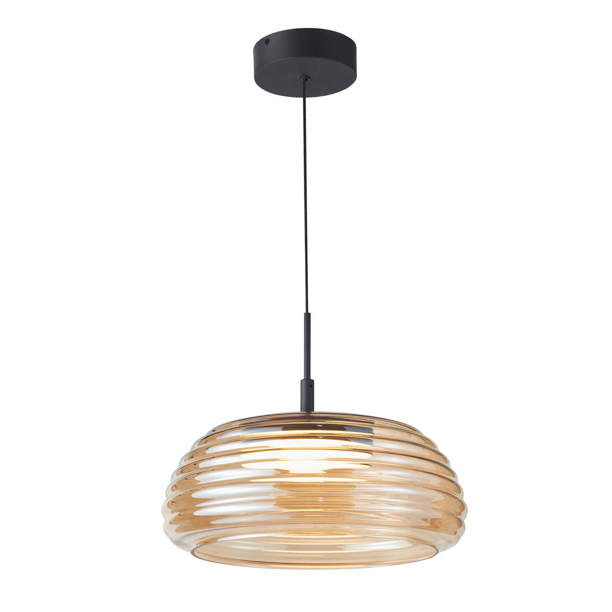 Lampa wisząca LED 20W, czerń z metalowym mocowaniem oraz bursztynowa klosz w kształcie stożka z wyraźnymi żłobieniami, zawieszona na cienkim czarnym przewodzie. Emituje ciepłe światło 3000K, idealna do nowoczesnych wnętrz.