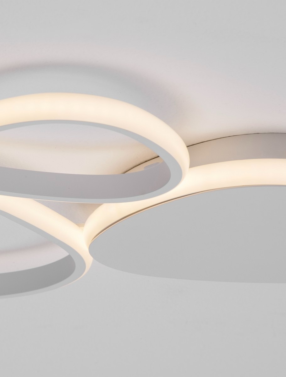 Lampa sufitowa Alontra 3xLED 31W w kolorze białym. Okrągłe elementy z białego metalu z podświetleniem LED, montowana na suficie. Widoczny delikatny, okrągły kształt i jasne, ciepłe światło.