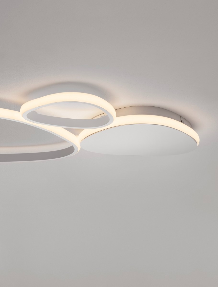 Lampa sufitowa Alontra 3xLED 31W w kolorze białym, o nowoczesnym, minimalistycznym designie. Składa się z trzech okrągłych elementów, z delikatnym podświetleniem, zamontowana na płaskim stelażu. Idealna do nowoczesnych wnętrz.