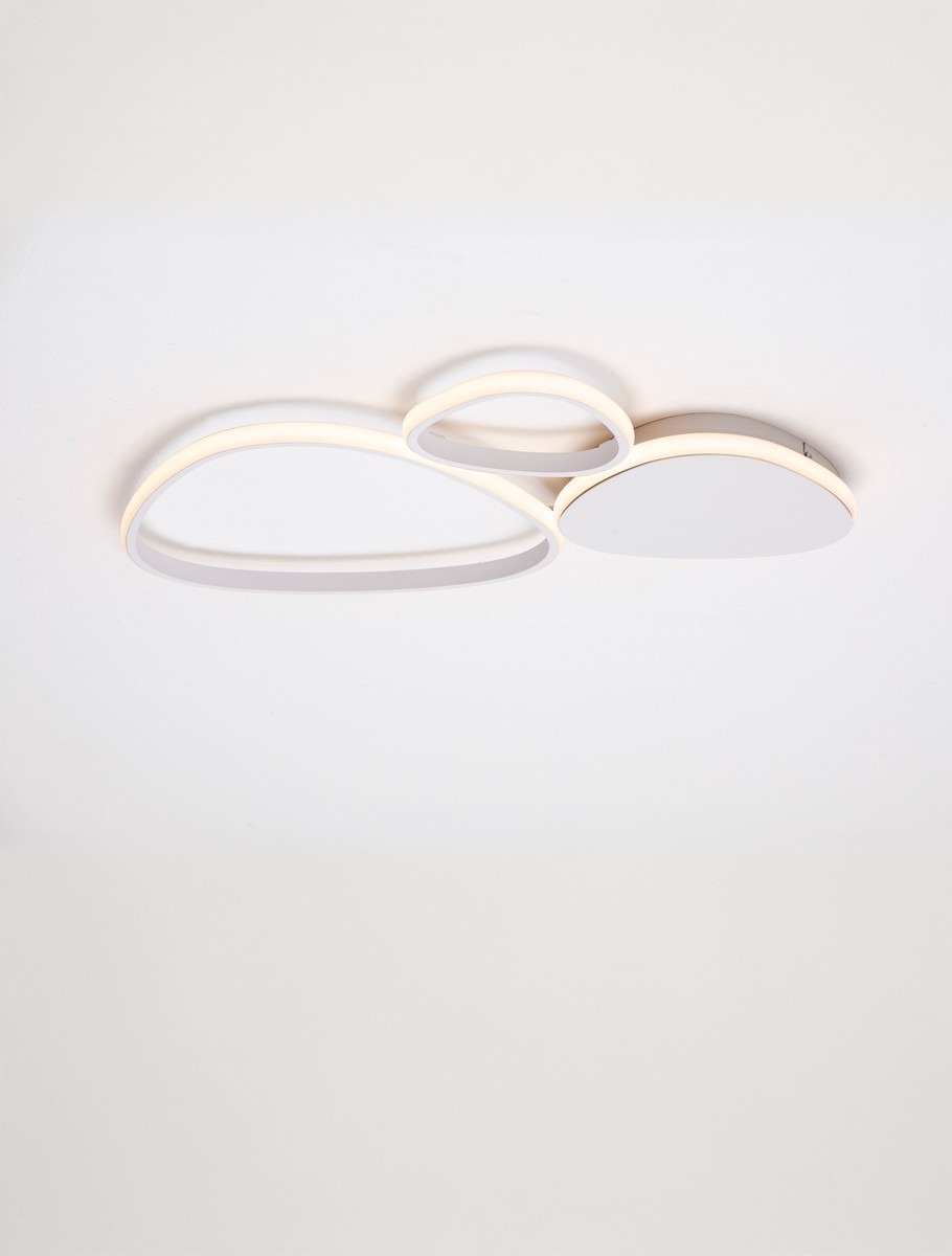 Lampa sufitowa Alontra 3xLED 31W w kolorze białym. Okrągłe i owalne elementy z delikatnym, podświetlanym brzegiem, zamontowane na płaskiej podstawie. Produkt widoczny z dołu, w nowoczesnym stylu, na jednolitym tle.