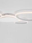 Lampa sufitowa Alontra 5xLED 48W w białej kolorystyce, składająca się z trzech okrągłych elementów z delikatnym podświetleniem. Produkt zamontowany na suficie, z prostą, nowoczesną formą. Tło jasne, podkreślające detale lampy.