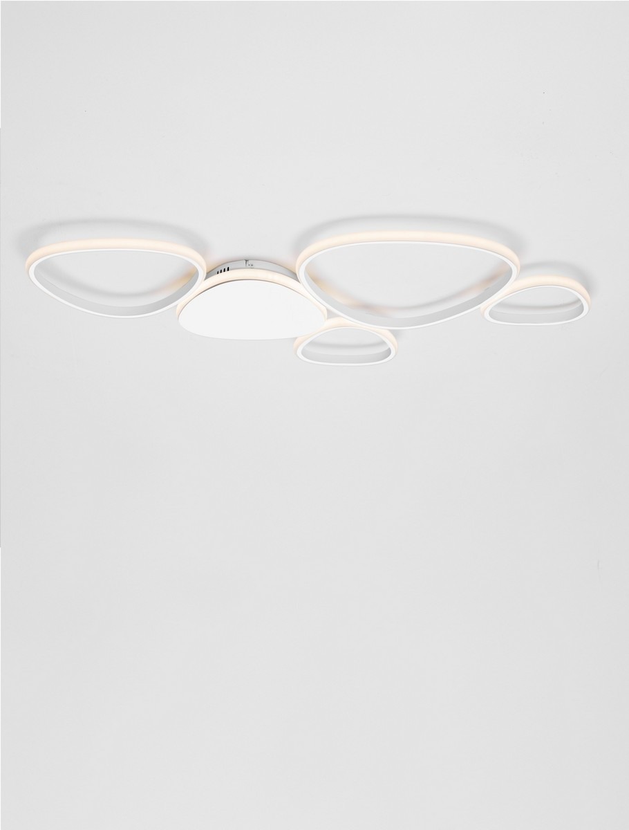 Lampa sufitowa Alontra z pięcioma źródłami LED o mocy 48W. Biała, o nowoczesnym, organicznym kształcie z różnymi okręgami. Montowana na suficie, z równomiernym rozkładem światła. Tło zdjęcia jest białe, co podkreśla elegancki design lampy.