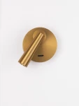 Kinkiet Lavonto spot 1xLED 3W w kolorze złotym, z cylindryczną głowicą oraz okrągłą podstawą. Ujęcie z przodu, pokazujące lekko pochyloną lampę, z widocznym otworem do montażu. Tło białe, co podkreśla kolor lampy.