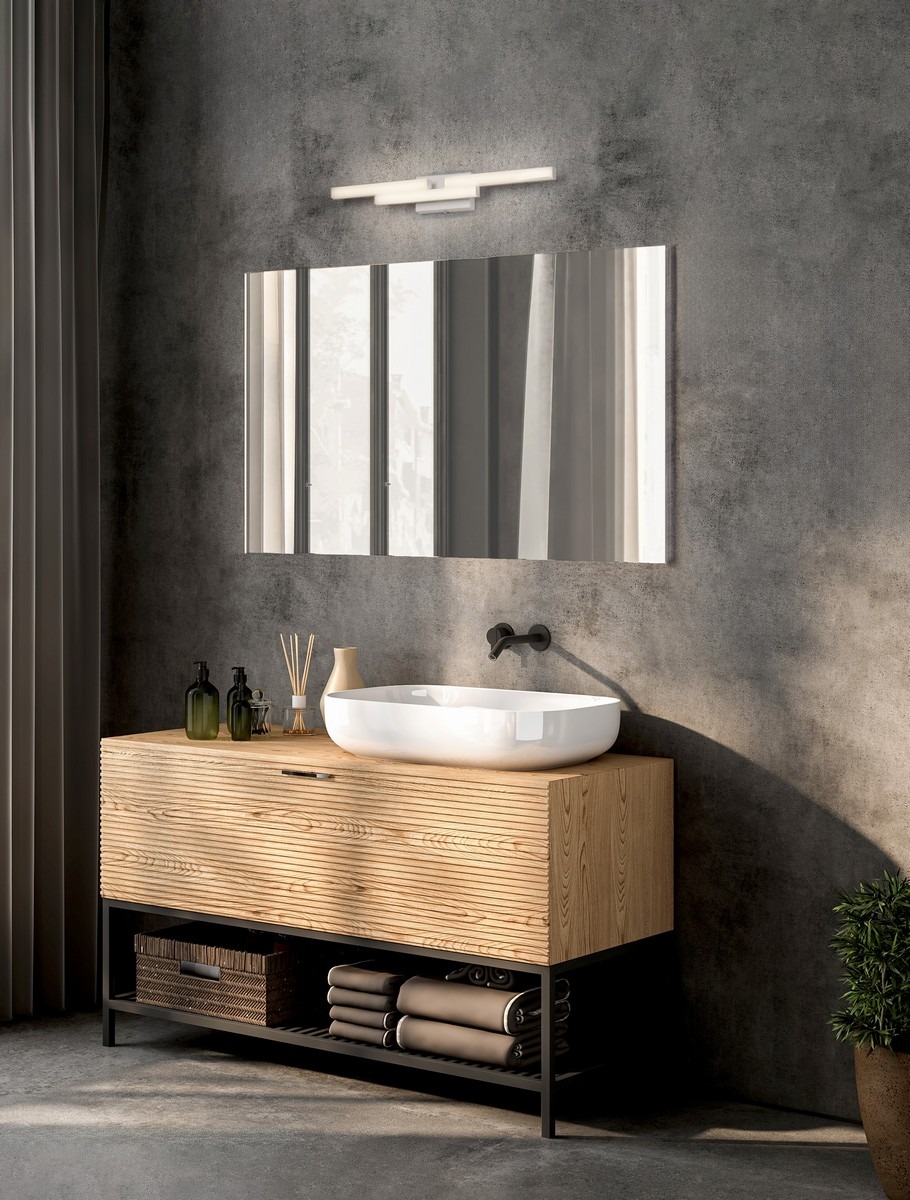 Kinkiet Marvona 1xLED 14W 4000K w kolorze białym, zamontowany nad lustrem w nowoczesnej łazience. Prosty, prostokątny design, umieszczony na tle szarej ściany, obok umywalki i drewnianej szafki. Oświetlenie w minimalistycznym stylu.