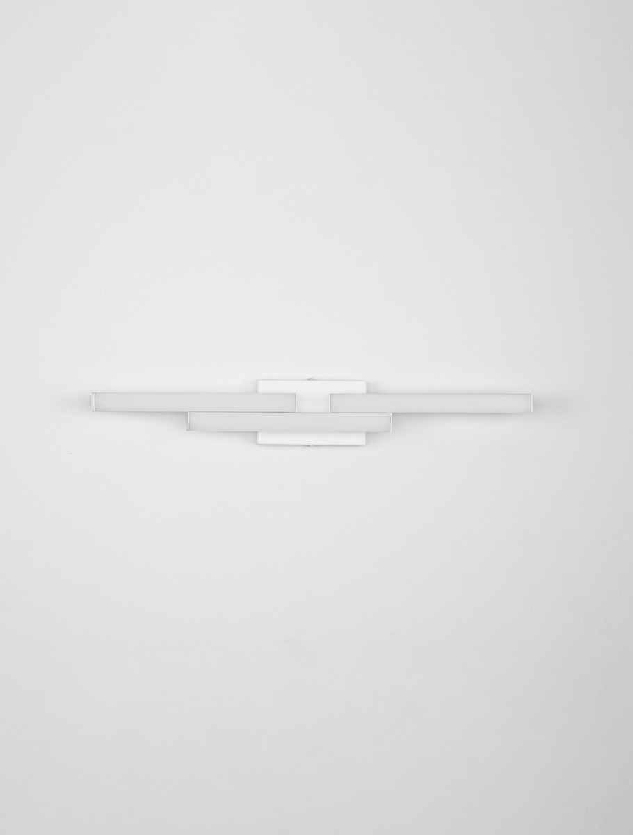 Kinkiet Marvona 1xLED 14W 4000K w kolorze białym, o prostokątnym kształcie, zamontowany na gładkiej, białej ścianie. Lampa ma minimalistyczny design z płaską, matową powierzchnią i subtelnymi detalami.