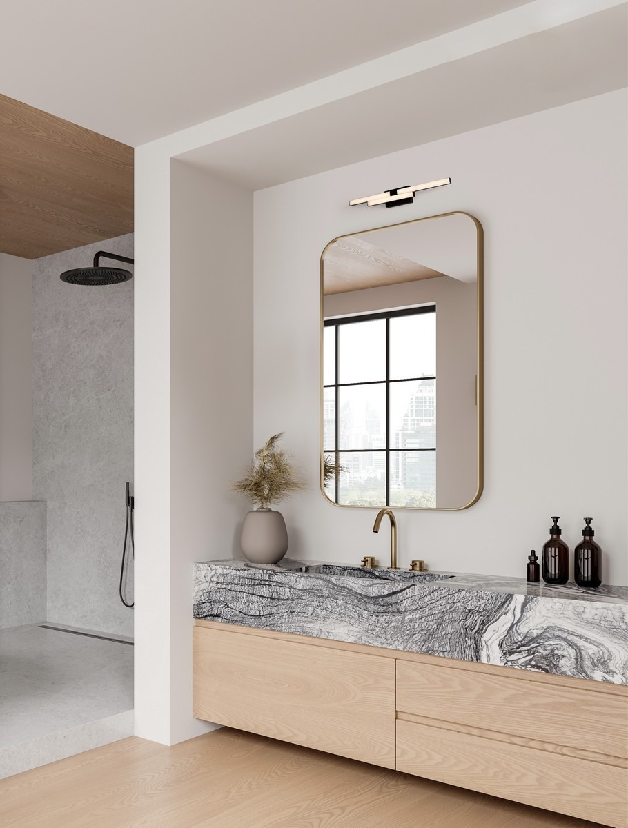 Kinkiet Marvona 1xLED 14W 4000K w kolorze czarnym, zamontowany na ścianie nad lustrem. Oświetlenie w minimalistycznym stylu, w otoczeniu nowoczesnej łazienki z drewnianymi akcentami i marmurowym blatem.