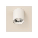 Lampa sufitowa LED Babil 15W CCT w białej obudowie, cylindryczny kształt z metalowym wykończeniem. Ujęcie frontalne, zamontowana na suficie, z widoczną źródłem światła w środku. Prosta konstrukcja, idealna do nowoczesnych wnętrz.