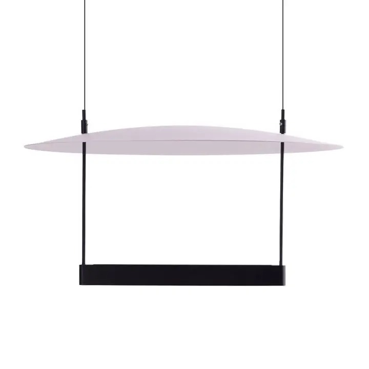 Lampa wisząca Portofino D80, czarna, z jedną diodą LED 39W. Posiada okrągły, cienki klosz oraz prostokątną podstawę. Zawieszona na dwóch cienkich linkach, prezentuje nowoczesny design. Tło białe, podkreślające formę lampy.