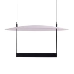 Lampa wisząca Portofino D80, czarna, z jedną diodą LED 39W. Posiada okrągły, cienki klosz oraz prostokątną podstawę. Zawieszona na dwóch cienkich linkach, prezentuje nowoczesny design. Tło białe, podkreślające formę lampy.