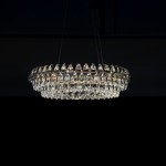 Lampa wisząca Barletta D60+D100 w złotym kolorze, z podwójnym oświetleniem LED 180W. Okrągła konstrukcja z kryształowymi dekoracjami, zawieszona na cienkich linkach, z błyszczącą powierzchnią i wieloma szlifowanymi elementami.