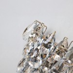 Kinkiet Barletta 1xLED 18W w kolorze złotym z przezroczystymi kryształkami w kształcie łezki. Widoczny detal montażowy, kinkiet zamontowany na jasnym tle, z widocznymi refleksami światła na kryształach.