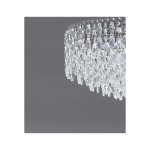 Lampa wisząca Burano D60 z chromowanym wykończeniem, 11 miejscami na żarówki E14. Detal ze szklanymi kryształkami w kształcie łezek, tworzącymi elegancki efekt świetlny. Ujęcie z góry, na jednolitym tle.