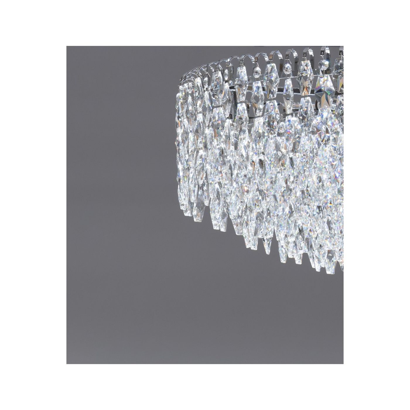 Burano D60 lampa sufitowa, o okrągłym kształcie, z chromowanym stelażem i dekoracyjnymi kryształowymi zwisami. Widok z boku, ukazujący szczegóły kryształów, które odbijają światło, na jednolitym, ciemnym tle.