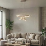 Lampa wisząca Camelia z trzema źródłami LED o mocy 118W w kolorze złotym. Ułożona w nowoczesny sposób, z wiszącymi elementami, w minimalistycznym wnętrzu z wyraźnym tłem i rośliną w donicy.
