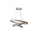 Złota lampa wisząca Camelia z trzema pierścieniami LED, zawieszona na cienkich linkach. Pierścienie mają gładką, metaliczną powierzchnię z przezroczystymi zdobieniami. Minimalistyczny design, idealna do nowoczesnych wnętrz.