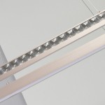 Lampa wisząca Camelia z jedną żarówką LED 60W, w złotym kolorze. Detal z przezroczystymi kryształkami na górnej krawędzi oraz matowym, prostokątnym uchwytem. Ujęcie z góry, ukazujące elegancki design i wykończenie.