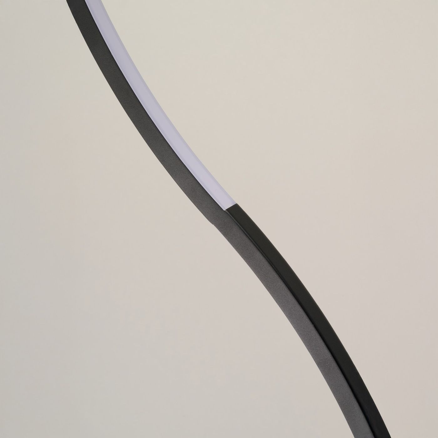 Lampa wisząca Flow z 13 diodami LED w kolorze czarnym. Ujęcie z boku, pokazujące zakrzywioną, matową strukturę lampy oraz białą osłonę LED. Tło jednolite, jasne, co podkreśla minimalistyczny design.