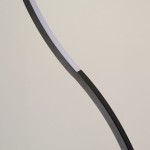 Lampa wisząca Flow z 13 diodami LED w kolorze czarnym. Ujęcie z boku, pokazujące zakrzywioną, matową strukturę lampy oraz białą osłonę LED. Tło jednolite, jasne, co podkreśla minimalistyczny design.