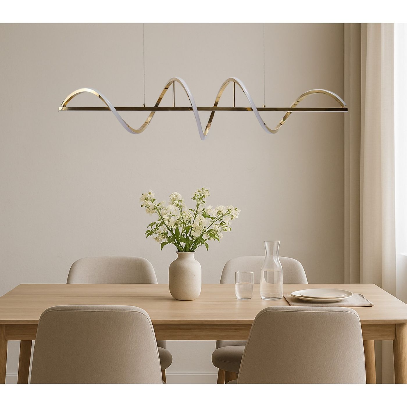Lampa wisząca Memphis 2xLED 55W w kolorze złotym z falistym designem, zawieszona nad drewnianym stołem. W tle widać wazon z białymi kwiatami oraz szklane naczynia. Prosta, neutralna aranżacja wnętrza.