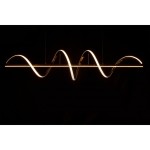 Lampa wisząca Memphis z dwoma źródłami LED 55W, w złotym kolorze. Ma falisty kształt, z eleganckim wykończeniem, zawieszona na cienkich linkach. Tło ciemne, co podkreśla efekt świetlny. Idealna do nowoczesnych wnętrz.