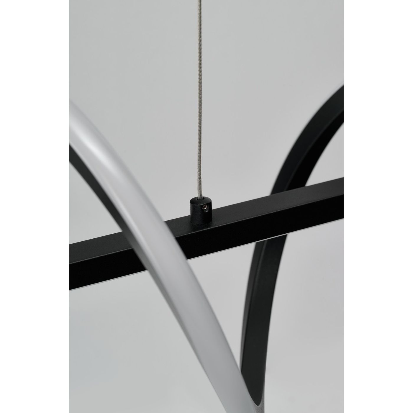 Lampa wisząca Memphis 2xLED 55W w kolorze czarnym. Ujęcie z bliska, pokazujące czarną ramę oraz sznurek do zawieszenia. Widać również metalowe elementy i zakrzywione, białe lampy LED, które tworzą nowoczesny design.