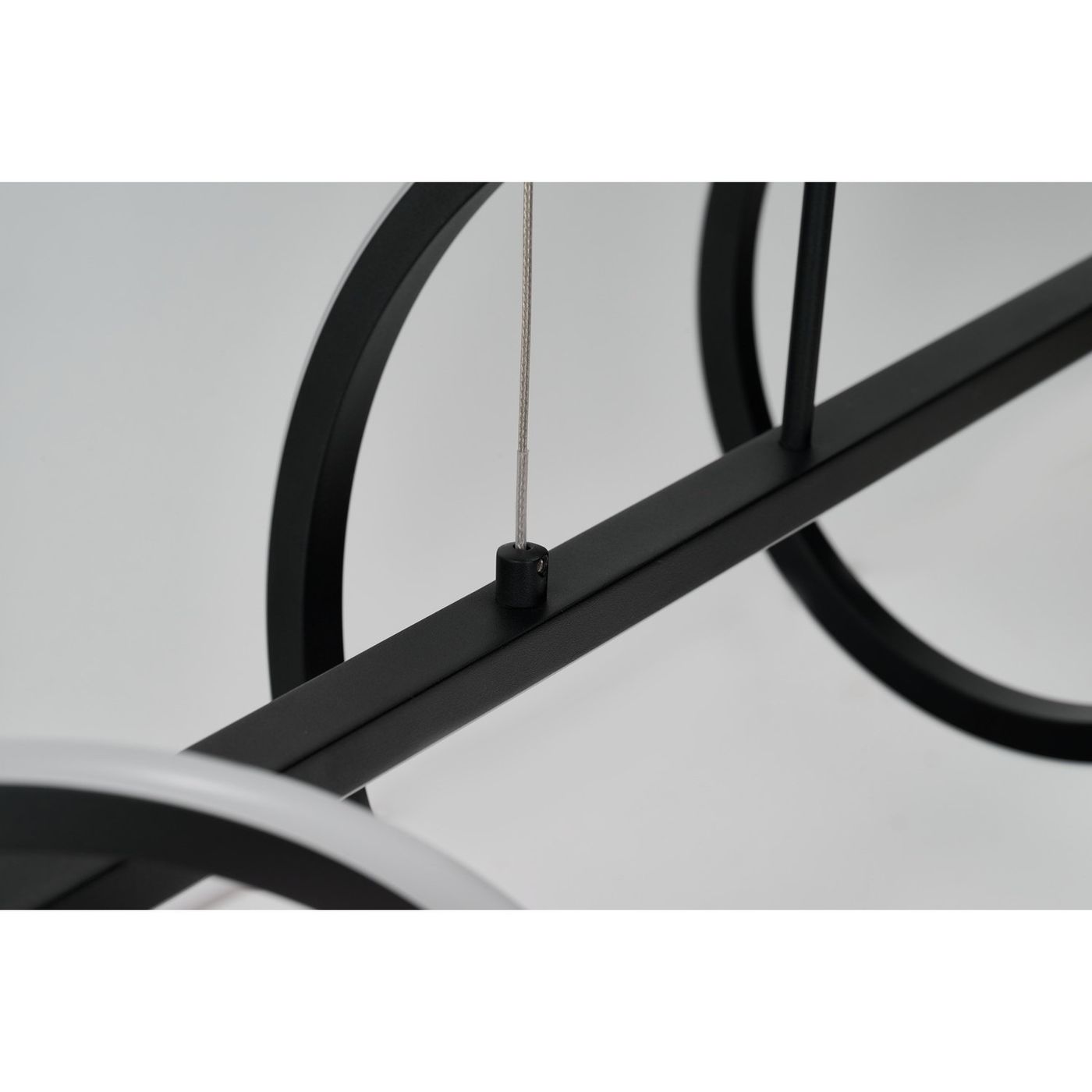 Lampa wisząca Memphis 2xLED 55W w kolorze czarnym. Widok zbliżeniowy na metalowy stelaż i zawieszenie, ukazujący detale konstrukcji oraz pojedynczy przewód mocujący. Prosty, nowoczesny design z okrągłymi elementami.