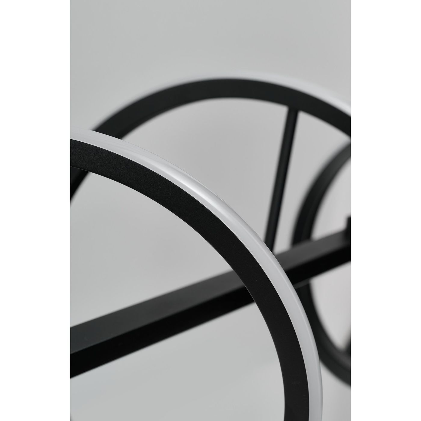 Czarna lampa wisząca Memphis z podwójnym źródłem LED 55W. Widoczny jest detal w postaci dwóch okrągłych metalowych elementów z subtelnym wykończeniem. Produkt zawieszony, z minimalistycznym designem, na jasnym tle.