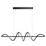 Lampa wisząca Memphis z dwoma źródłami LED o mocy 55W, w kolorze czarnym. Posiada falisty kształt z metalowymi elementami, zawieszona na cienkich linkach. Widoczny prostokątny stelaż montażowy u góry. Tło białe, co podkreśla design lampy.