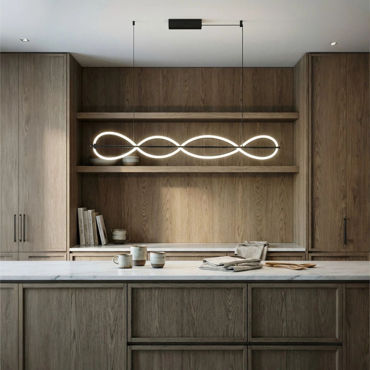 Lampa wisząca Pescara 1xLED 33W w kolorze czarnym, zawieszona nad blatem. Wyróżnia się nowoczesnym, falistym kształtem i subtelnym podświetleniem. Otoczenie to drewniana zabudowa kuchni z półkami oraz ceramicznymi naczyniami na blacie.
