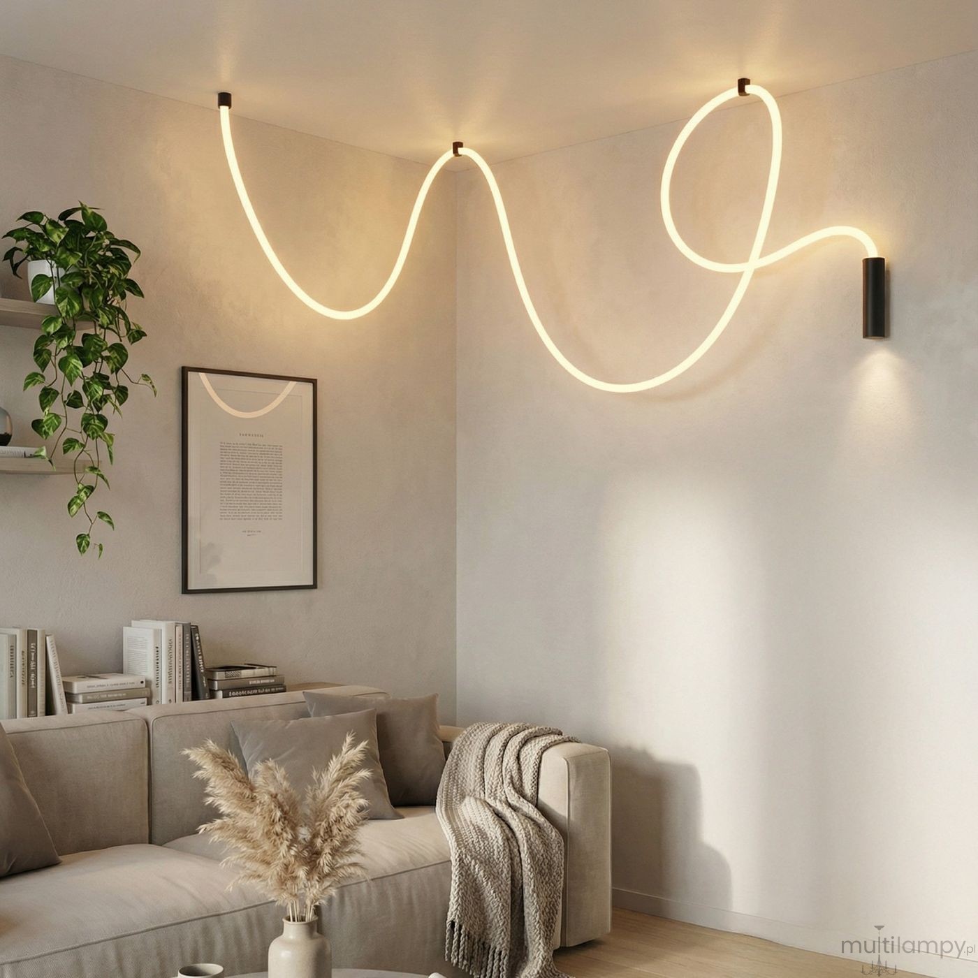 Kinkiet Ivy 5m z 1xLED 55W w kolorze czarnym, z elastycznym kształtem, zamontowany na ścianie. Oświetlenie emitujące miękkie światło, w otoczeniu nowoczesnego salonu z kanapą, książkami i roślinnością.