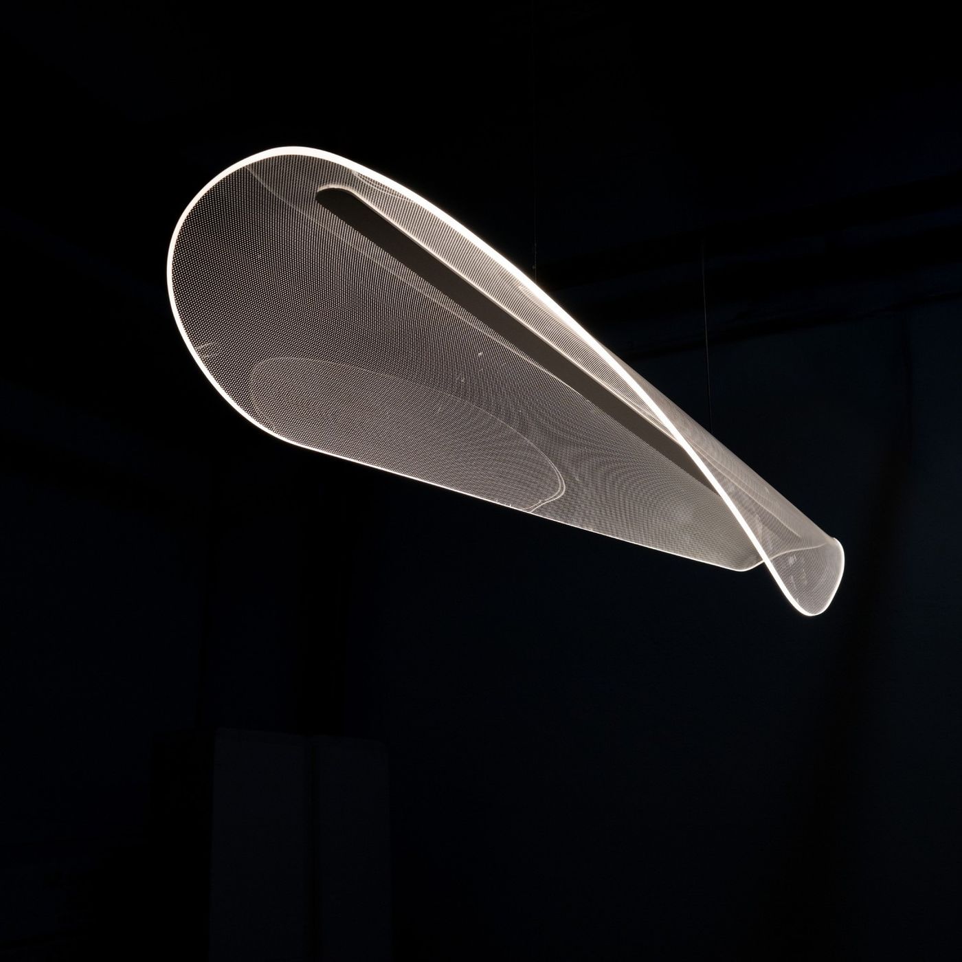 Lampa wisząca Manta 1xLED 38W w kolorze czarnym, o eleganckiej, falistej formie. Kąt ujęcia z dołu, pokazujący detal konstrukcji. Oświetlenie LED emituje delikatne światło, idealne do nowoczesnych wnętrz.