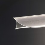 Czarna lampa wisząca Dragonfly z LED 35W, z unikalnym, falistym kształtem. Ujęcie z góry ukazuje detal siatkowej struktury oraz emitowane ciepłe światło. Produkt zawieszony na ciemnym tle, podkreślający jego nowoczesny design.