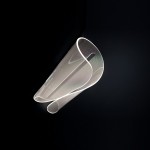 Lampa wisząca Dragonfly z czarnej obudowy, z unikalnym, falistym kształtem. Zawiera jedno źródło światła LED o mocy 35W. Produkt zawieszony w górnej części, na jednolitym, ciemnym tle.