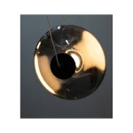 Lampa wisząca Andora z jedną żarówką LED 12W, o złotej bursztynowej szklanej kloszu w kształcie okręgu. Widoczny czarny element mocujący i kabel zawieszenia. Ujęcie z bliska, ukazujące detale wzornictwa i źródło światła.