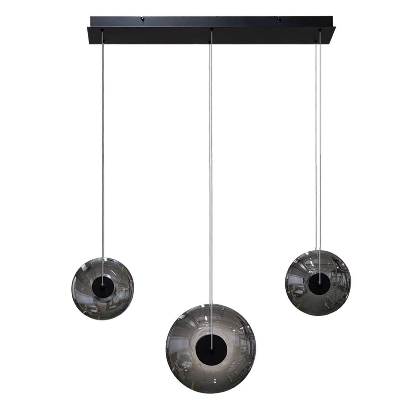 Lampa wisząca Andora z trzema kloszami LED 28W w kolorze czarnym i dymnym, zawieszona na cienkich stalowych linkach. Klosze mają okrągły kształt i matowe wykończenie, montowane na prostokątnej podstawie sufitowej.