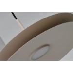 Lampa wisząca LED 12W w kolorze beżowym, o okrągłym kształcie. Widoczna metalowa podstawa z matowym wykończeniem oraz okrągły klosz z wbudowanym źródłem światła. Zawieszona na czarnym przewodzie.