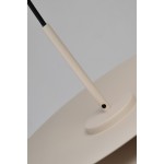 Beżowa lampa wisząca LED 12W z szerokim, okrągłym kloszem. Uchwyt w kolorze beżowym z czarnym przewodem. Detal z widocznym mocowaniem i eleganckim wykończeniem. Produkt zawieszony w pozycji pionowej.