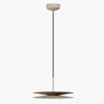 Beżowa lampa wisząca LED 12W Disc z dwoma okrągłymi, płaskimi kloszami, zawieszona na czarnym przewodzie. Klosze mają matowe wykończenie, a lampa jest zamontowana na górze, z prostym, minimalistycznym designem.