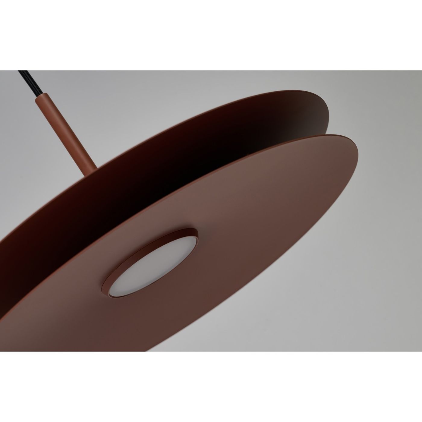 Lampa wisząca LED 12W w kolorze kasztanowym z dwoma okrągłymi, płaskimi kloszami. Ujęcie z góry, ukazujące również centralny punkt świetlny. Prosta konstrukcja, zawieszona na cienkim, czarnym przewodzie. Tło jasne, minimalistyczne.
