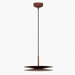 Lampa wisząca LED 12W w kolorze kasztanowym, z dwoma okrągłymi, płaskimi kloszami umieszczonymi jeden nad drugim. Produkt zawieszony na cienkim, czarnym przewodzie, z mocowaniem sufitowym w kolorze kasztanowym.