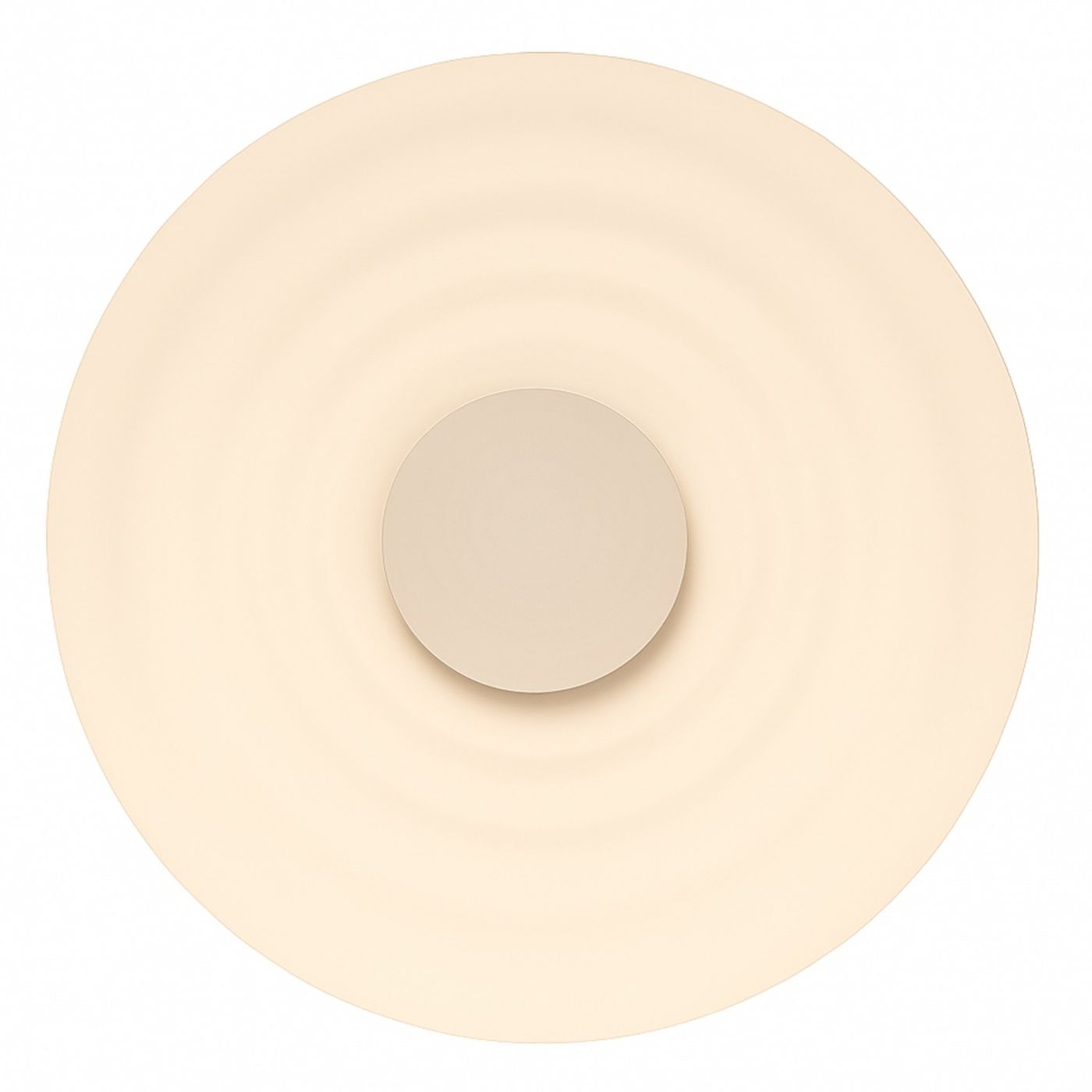 Beżowy kinkiet Ripple D40 z jedną diodą LED 6W, o okrągłym kształcie. Widoczny centralny element oraz faliste wzory na powierzchni. Zamontowany na ścianie, w układzie frontalnym. Proste tło podkreśla minimalistyczny design.