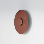 Kinkiet Ripple D40 w kolorze kawowym z oprawą LED 6W. Posiada okrągłą, falistą tarczę, montowany na ścianie. Tło jasne, minimalistyczne, podkreślające design lampy.