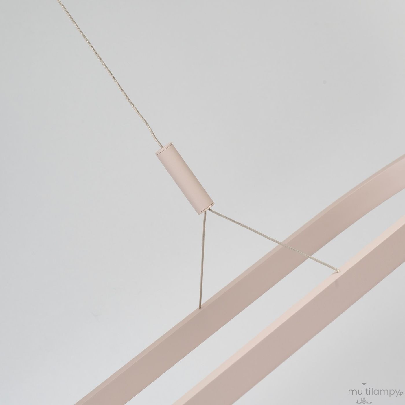 Lampa wisząca LED Layla 120 w kolorze beżowym, z minimalistycznym metalowym stelażem i regulowanym przewodem. Widoczny detal mocowania, w prostym, jasnym tle. Idealna do nowoczesnych wnętrz.