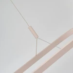 Lampa wisząca LED Layla 120 w kolorze beżowym, z minimalistycznym metalowym stelażem i regulowanym przewodem. Widoczny detal mocowania, w prostym, jasnym tle. Idealna do nowoczesnych wnętrz.