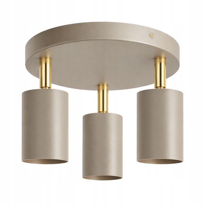 Lampa sufitowa Spoti Round w kolorze kaszmiru z trzema cylindrycznymi kloszami, wykończona złotymi elementami. Ujęcie z góry, produkt montowany na suficie, z widocznymi gwintami GU10 na żarówki.