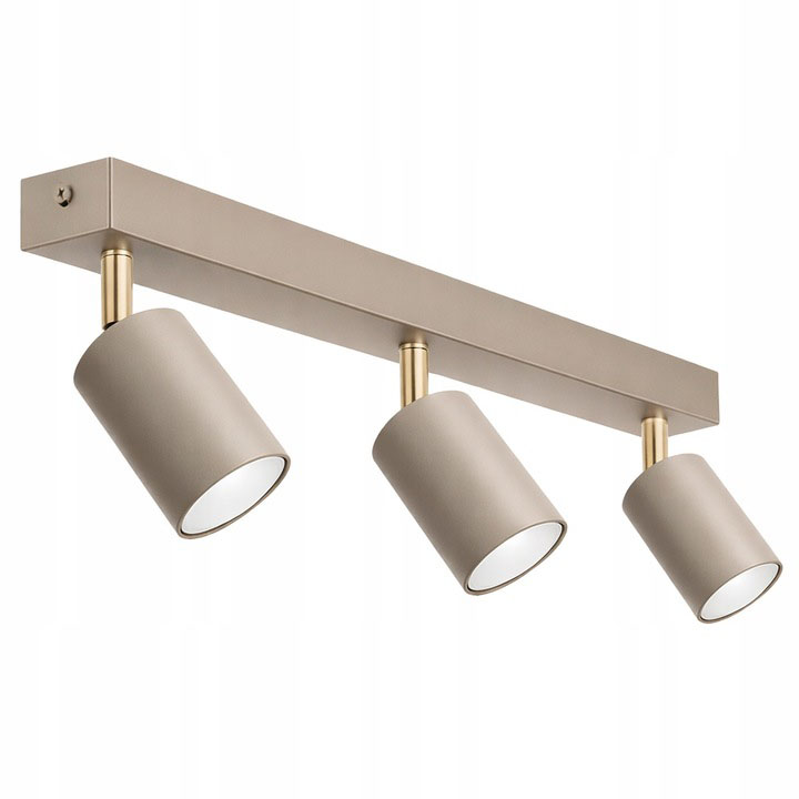 Lampa sufitowa Spoti z trzema reflektorami w kolorze kaszmiru z metalowymi złotymi detalami. Reflektory mają cylindryczny kształt i są zamontowane na prostokątnej podstawie. Produkt wisi poziomo, na białym tle.